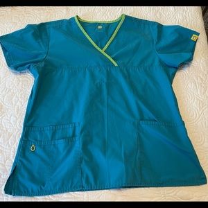 Wonder wink scrub top